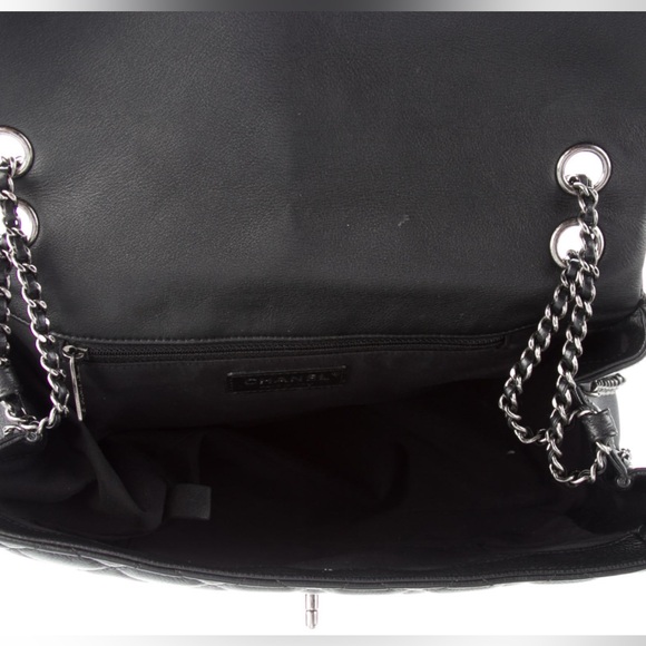 Chanel frame in chain flap bag - Picture 2 of 5